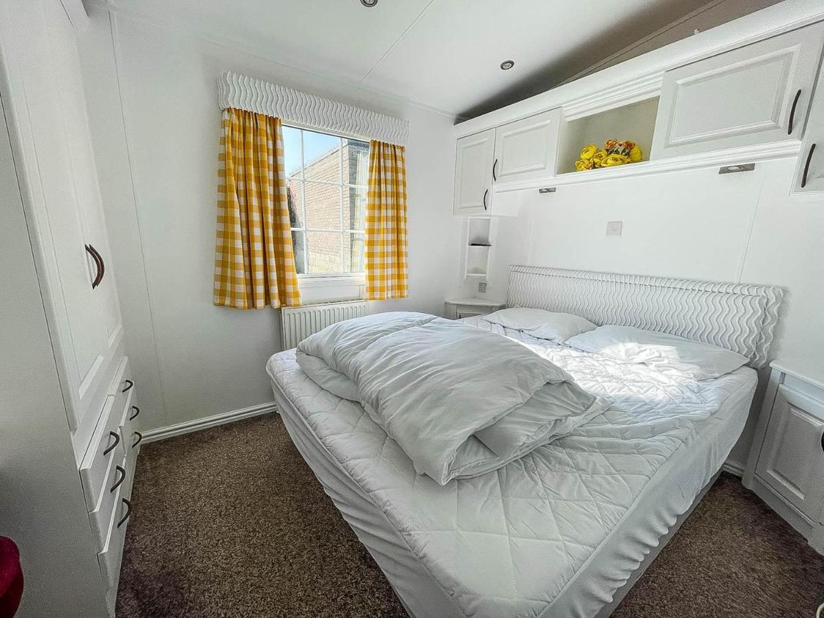 Superb Caravan With Decking Nearby Scratby Beach In Norfolk Ref 50030H Грейт-Ярмут Экстерьер фото