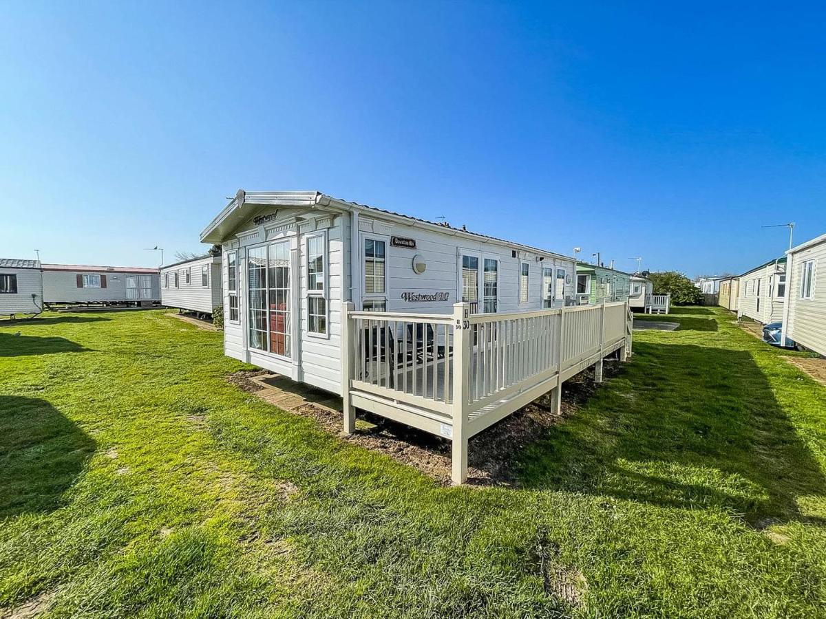 Superb Caravan With Decking Nearby Scratby Beach In Norfolk Ref 50030H Грейт-Ярмут Экстерьер фото