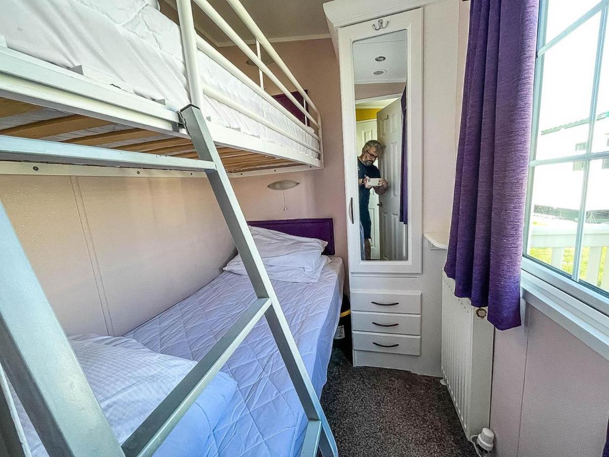 Superb Caravan With Decking Nearby Scratby Beach In Norfolk Ref 50030H Грейт-Ярмут Экстерьер фото
